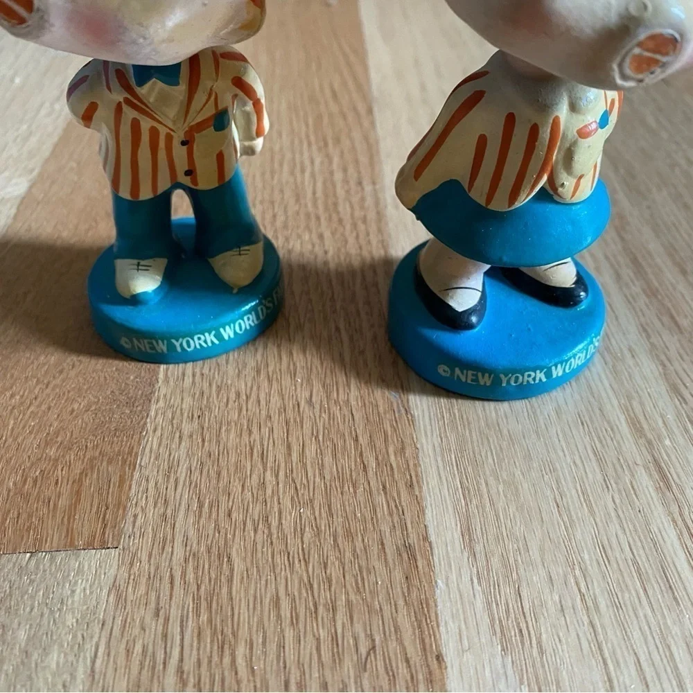 NEW YORK WORLD'S FAIR KISSING BOBBLEHEAD NODDERS Vintage 1963 Pair